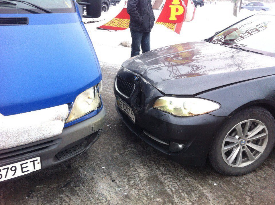 ДТП возле ресторана "Хутор": столкнулись маршрутка, BMW и микроавтобус или как люди троллейбус толкали (ФОТО) 3