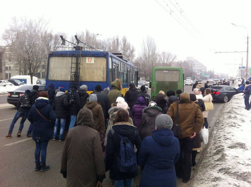 ДТП возле ресторана "Хутор": столкнулись маршрутка, BMW и микроавтобус или как люди троллейбус толкали (ФОТО) 5