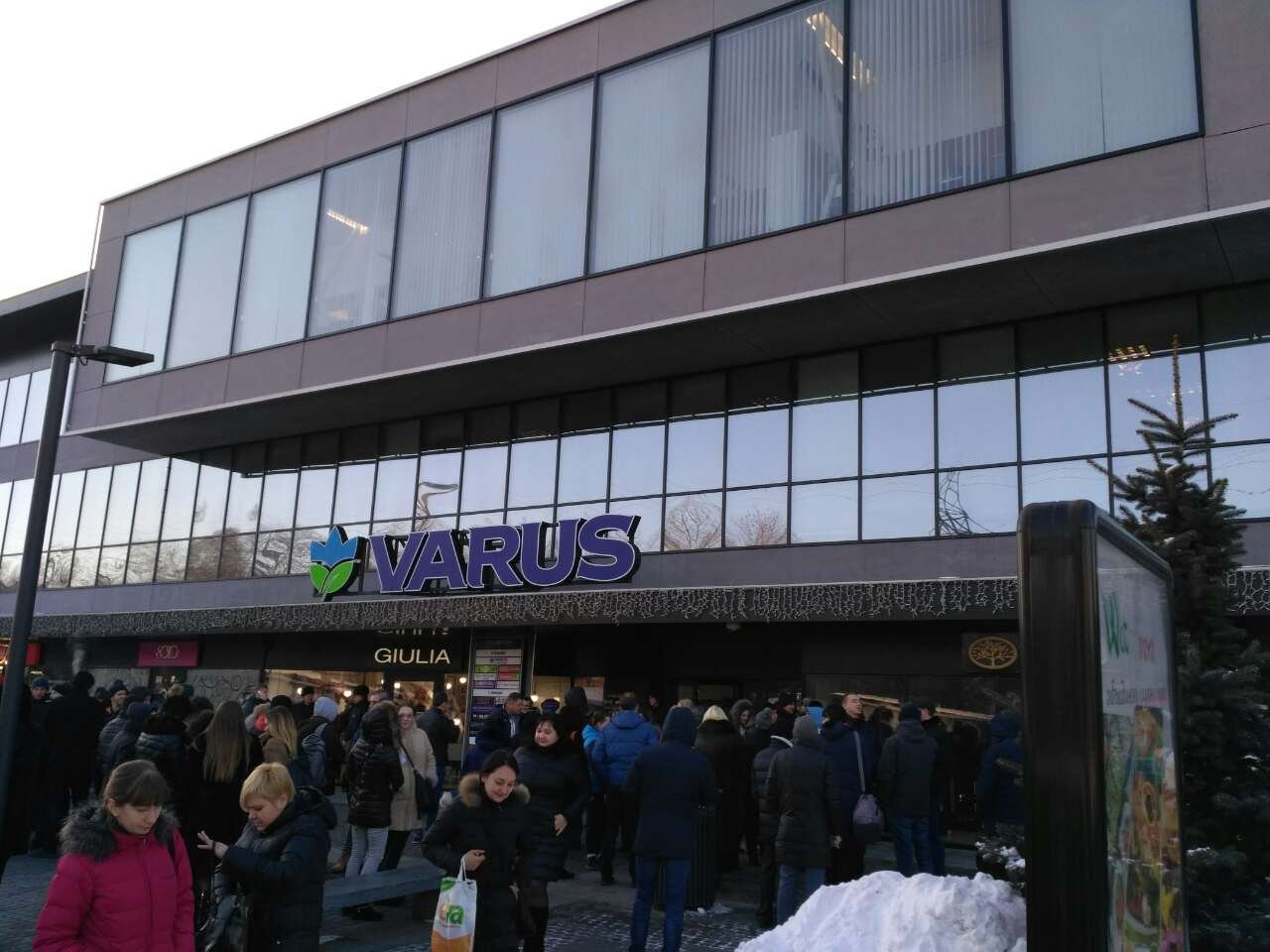 Стало известно, почему из ТЦ "Славутич" эвакуировали людей (ФОТО) 1