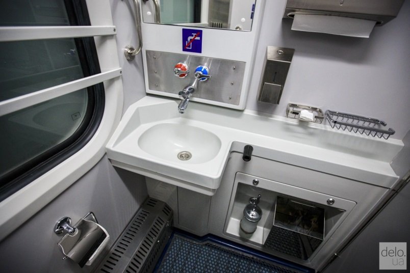 В Украине появился первый поезд с вагонами-трансформерами: как он выглядит (ФОТО) 23