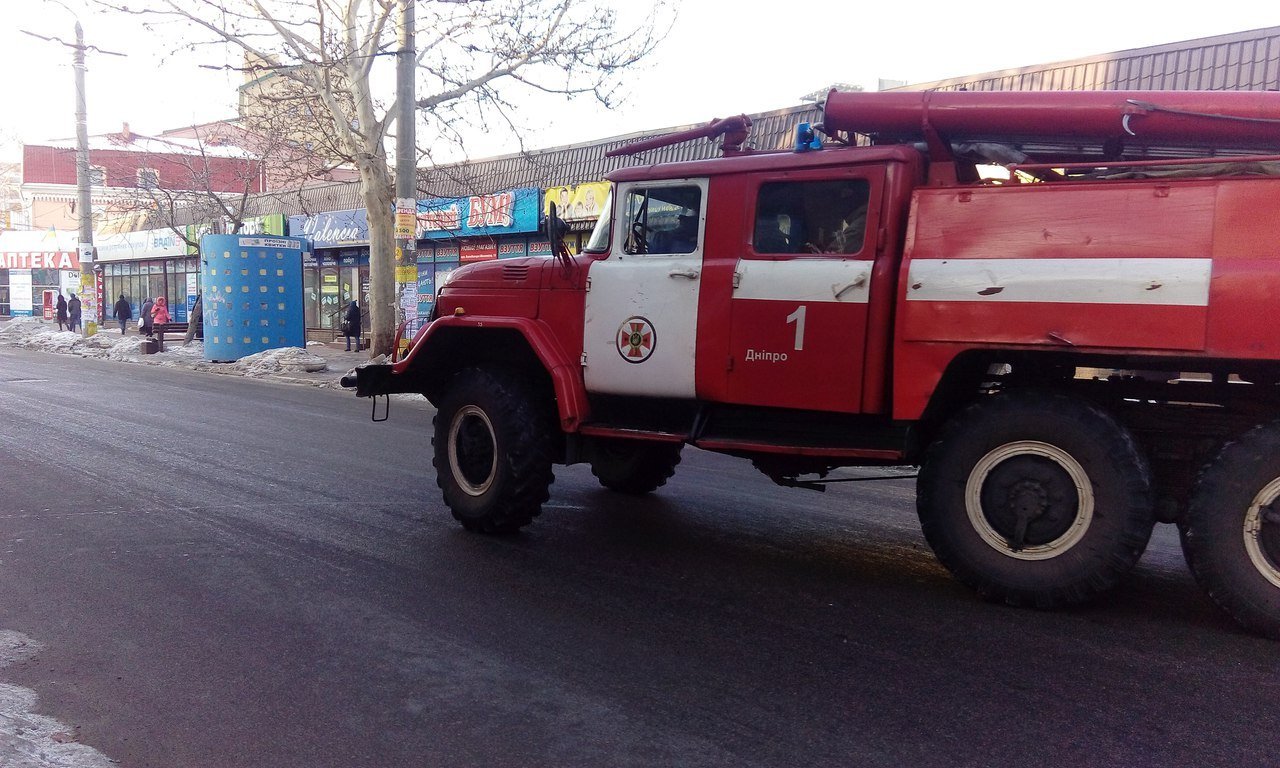 На улице Московской в Днепре потоп, прорвало трубу: полиция перекрывает дорогу (ВИДЕО, ФОТО) 1