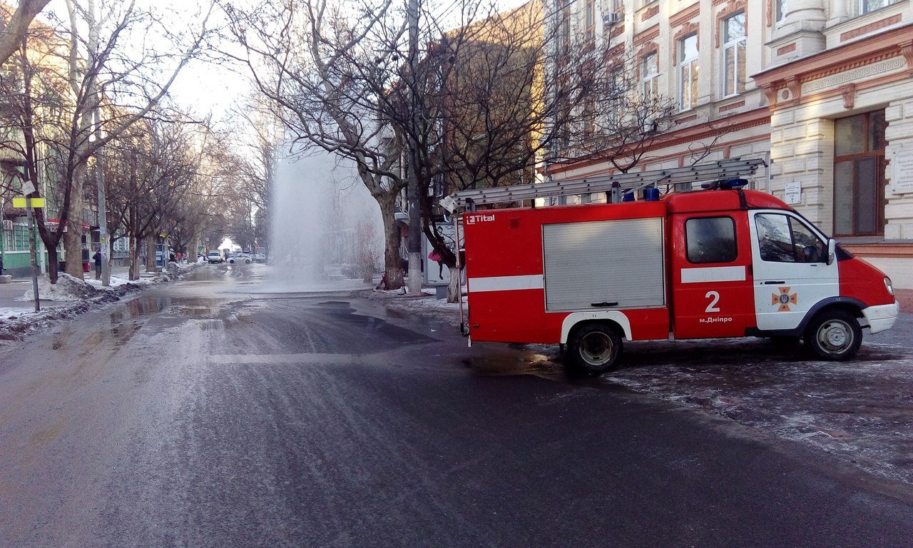 На улице Московской в Днепре потоп, прорвало трубу: полиция перекрывает дорогу (ВИДЕО, ФОТО) 2