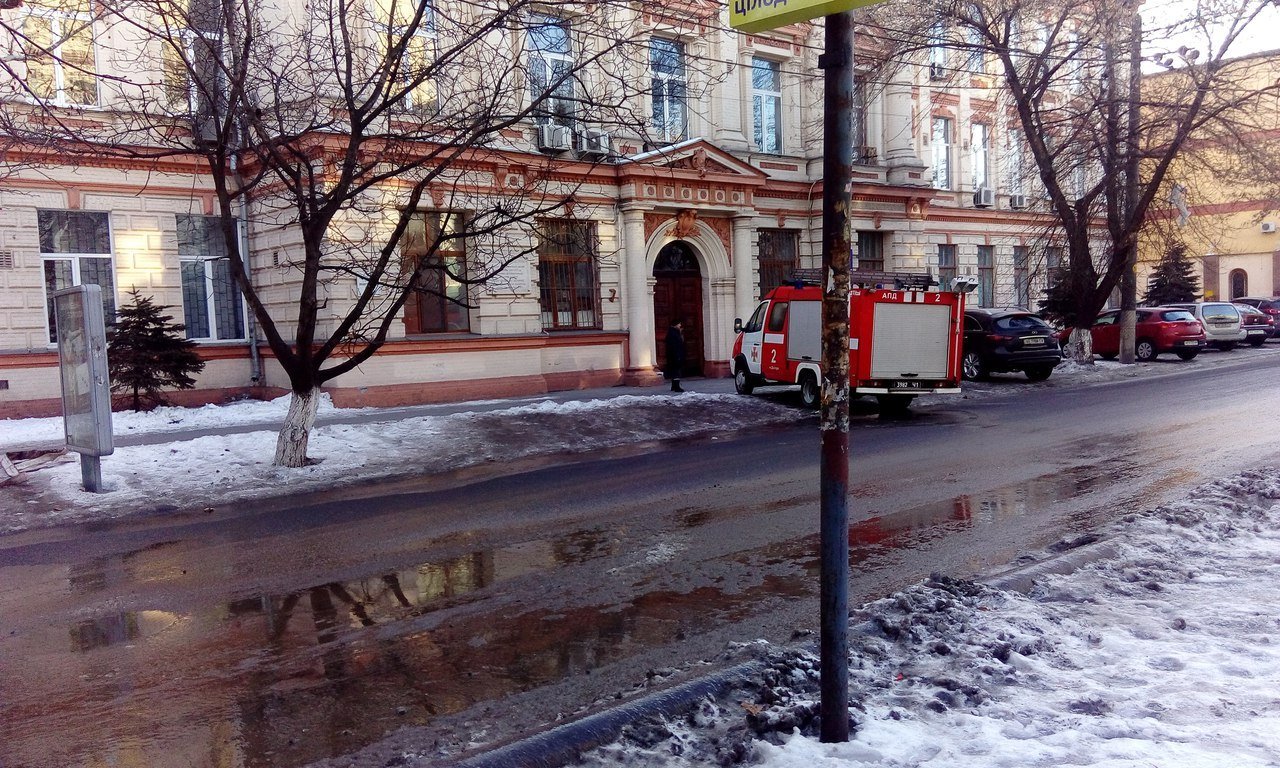 На улице Московской в Днепре потоп, прорвало трубу: полиция перекрывает дорогу (ВИДЕО, ФОТО) 3