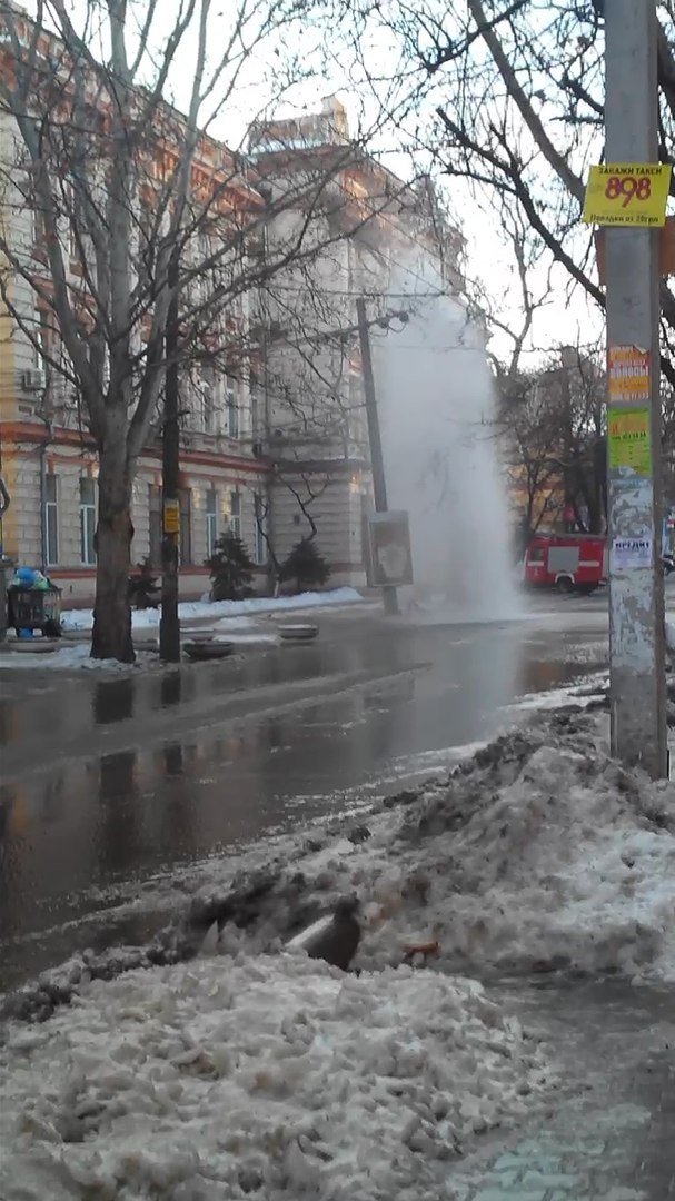 На улице Московской в Днепре потоп, прорвало трубу: полиция перекрывает дорогу (ВИДЕО, ФОТО) 4