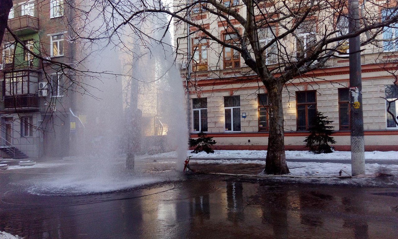 На улице Московской в Днепре потоп, прорвало трубу: полиция перекрывает дорогу (ВИДЕО, ФОТО) 5