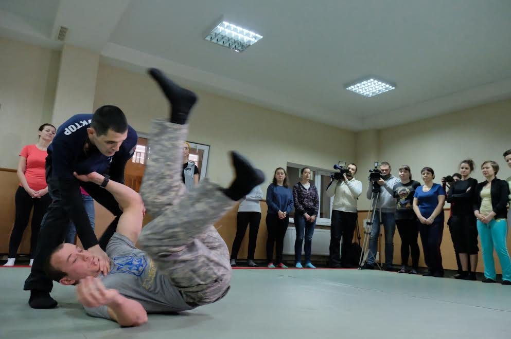 В Днепре женщин учат эффективным приемам самозащиты (ФОТО) 1