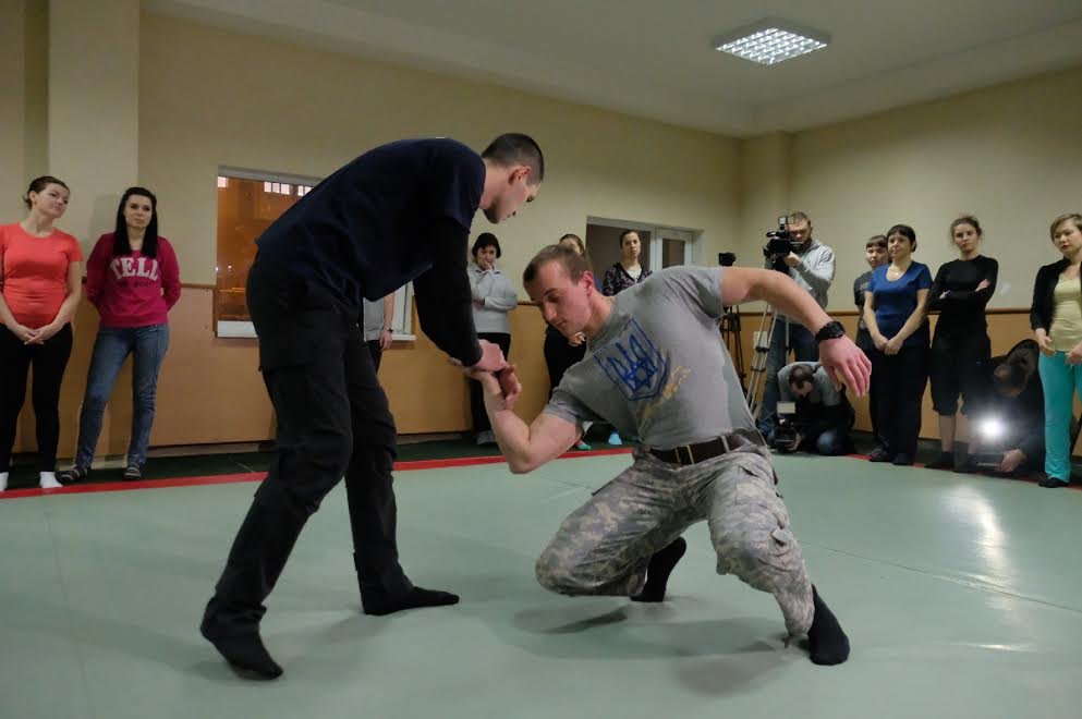 В Днепре женщин учат эффективным приемам самозащиты (ФОТО) 6