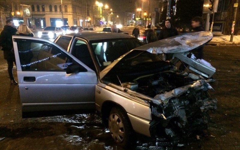 ДТП в центре Днепра: столкнулись BMW и Lada (ФОТО) 1