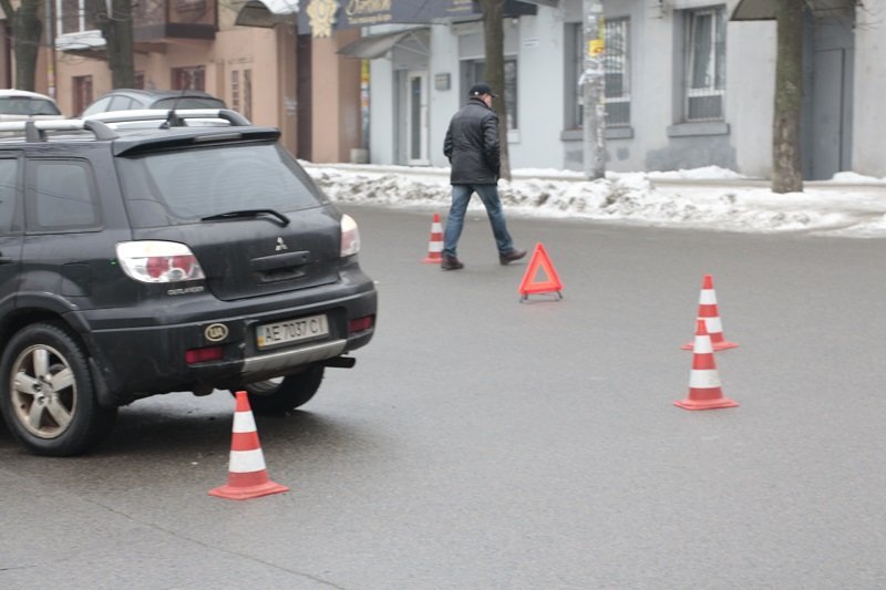 ДТП в центре Днепра: столкнулись Volkswagen и Mitsubishi (ФОТО) 1