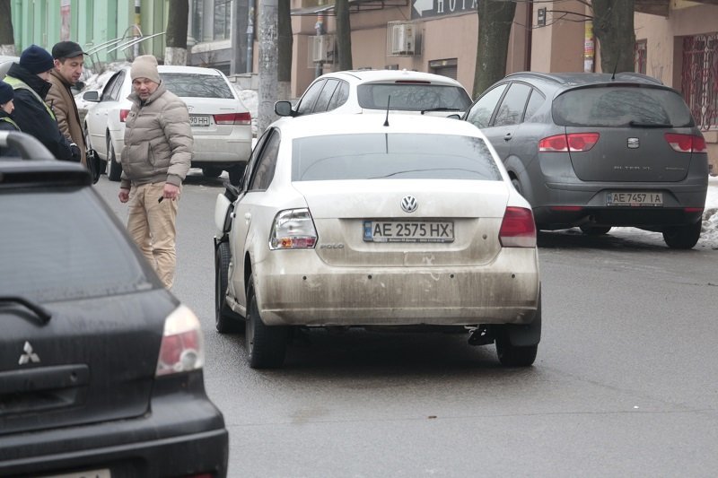 ДТП в центре Днепра: столкнулись Volkswagen и Mitsubishi (ФОТО) 2