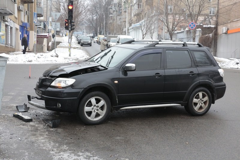 ДТП в центре Днепра: столкнулись Volkswagen и Mitsubishi (ФОТО) 4