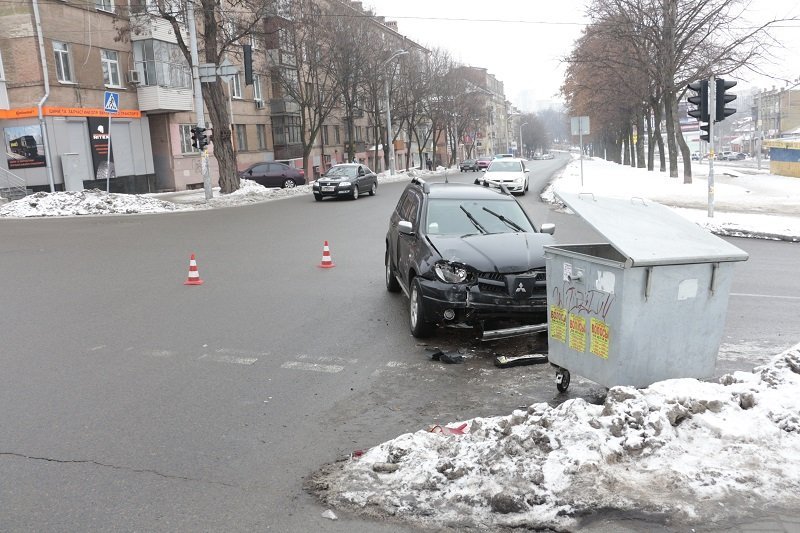 ДТП в центре Днепра: столкнулись Volkswagen и Mitsubishi (ФОТО) 6