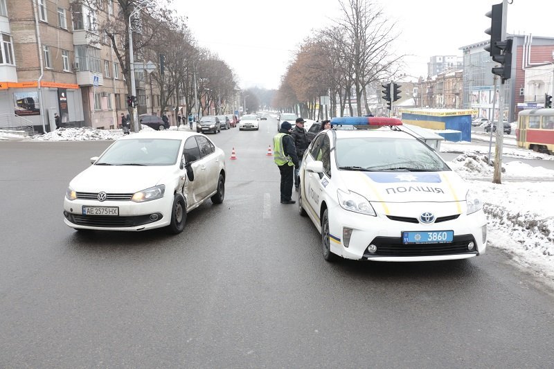 ДТП в центре Днепра: столкнулись Volkswagen и Mitsubishi (ФОТО) 9