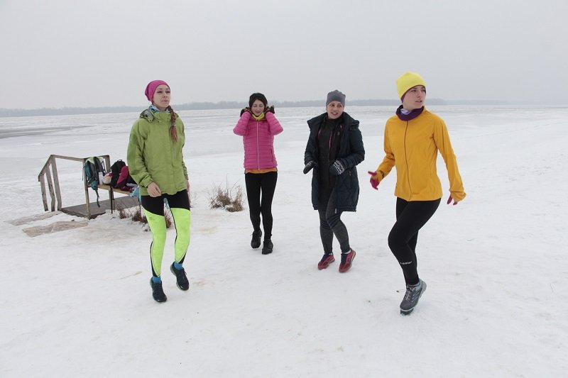 Девушки Днепра бегали по острову и ныряли в ледяную воду: зачем и как это было (ФОТО, ВИДЕО) 1