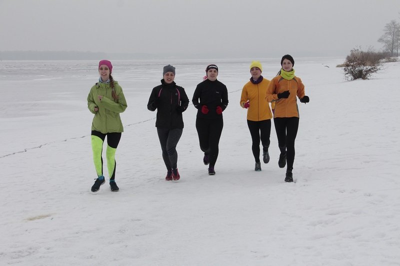 Девушки Днепра бегали по острову и ныряли в ледяную воду: зачем и как это было (ФОТО, ВИДЕО) 7