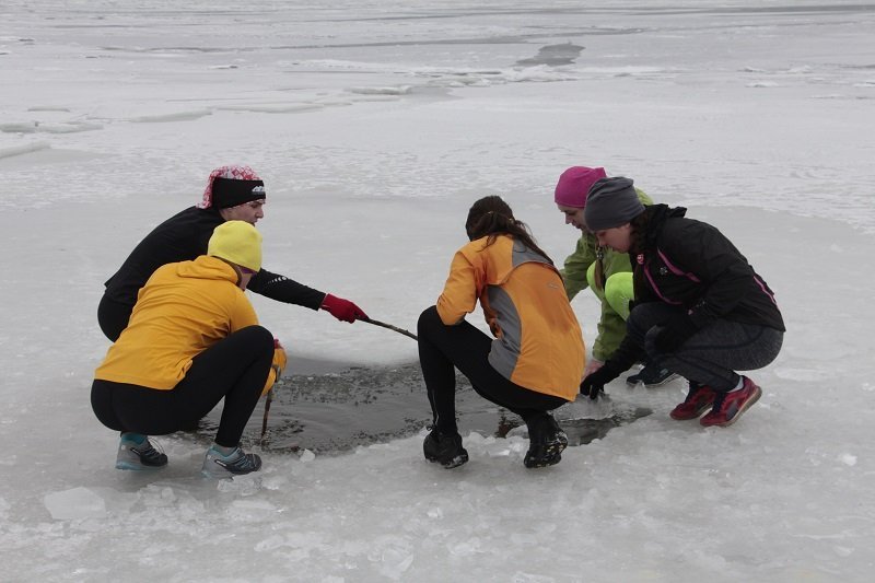 Девушки Днепра бегали по острову и ныряли в ледяную воду: зачем и как это было (ФОТО, ВИДЕО) 9