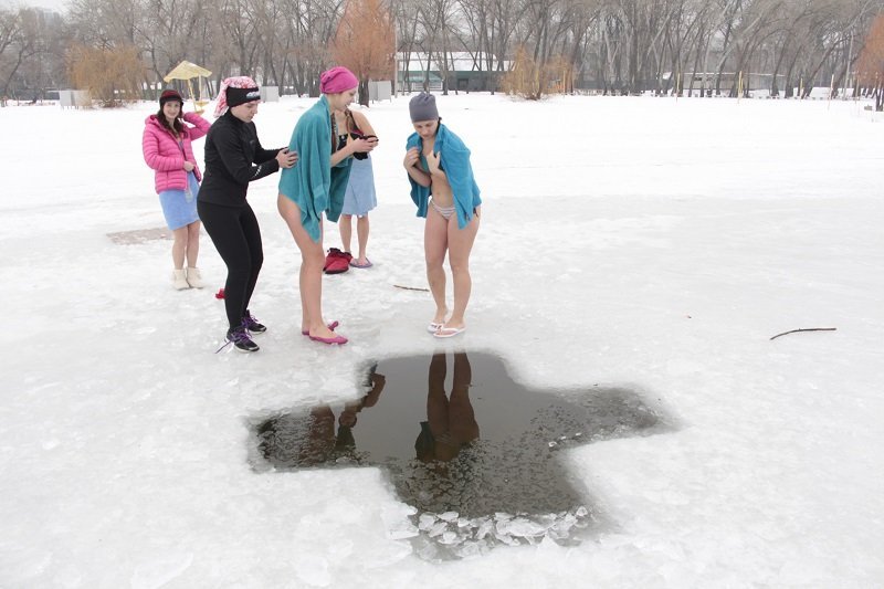 Девушки Днепра бегали по острову и ныряли в ледяную воду: зачем и как это было (ФОТО, ВИДЕО) 13