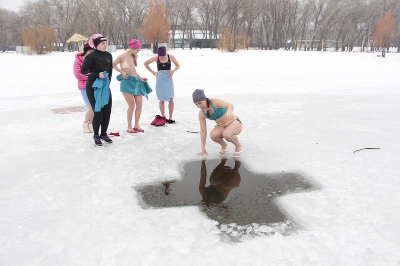 Девушки Днепра бегали по острову и ныряли в ледяную воду: зачем и как это было (ФОТО, ВИДЕО) 15