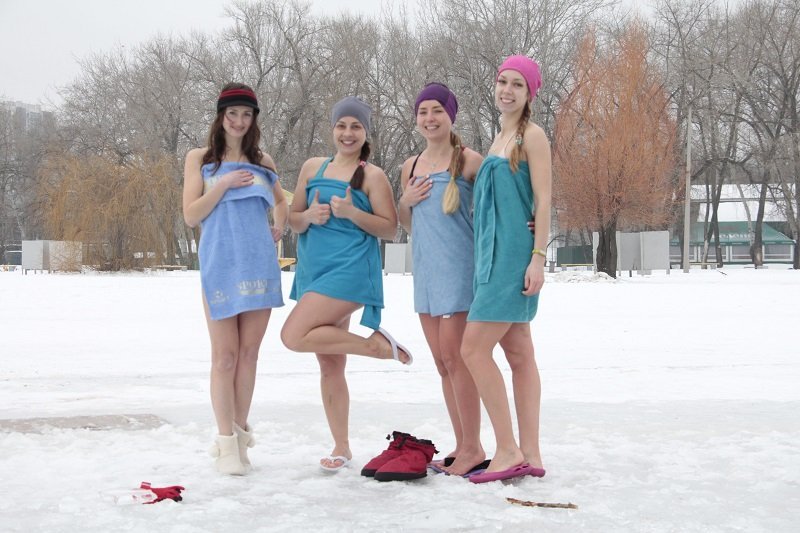 Девушки Днепра бегали по острову и ныряли в ледяную воду: зачем и как это было (ФОТО, ВИДЕО) 17