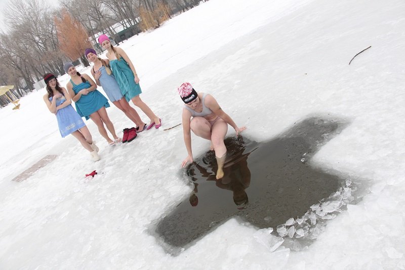 Девушки Днепра бегали по острову и ныряли в ледяную воду: зачем и как это было (ФОТО, ВИДЕО) 18