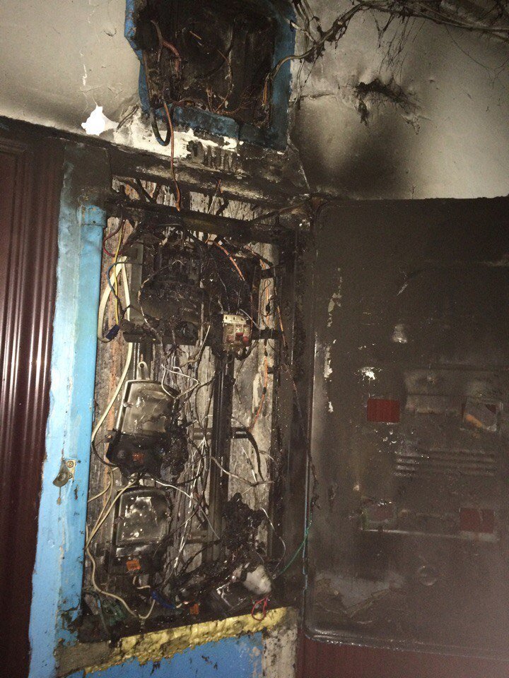 В Днепре в многоквартирном доме горели щитовые на пяти этажах (ФОТО) 1