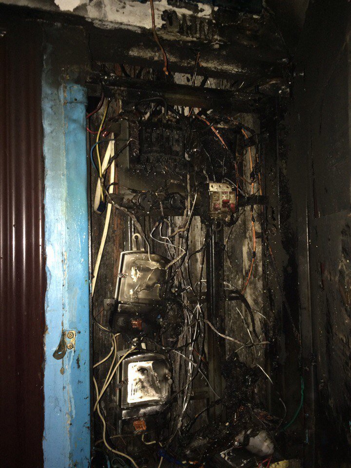 В Днепре в многоквартирном доме горели щитовые на пяти этажах (ФОТО) 3