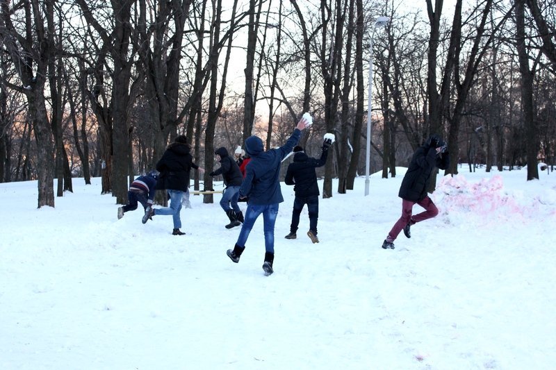 Жители Днепра сражались в снежной битве (ФОТО, ВИДЕО) 12