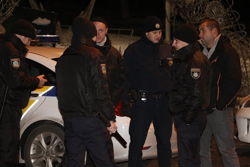 Праздник продолжается: на площади Героев Майдана произошла масштабная драка (ФОТО) 3