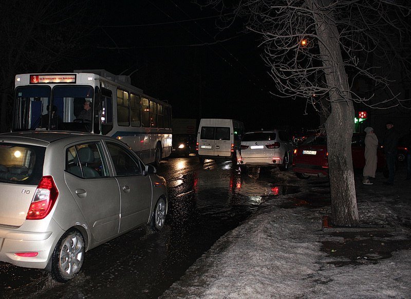 ДТП и разборки на Мануйловском: столкнулись грузовик и BMW (ФОТО, ВИДЕО) 2