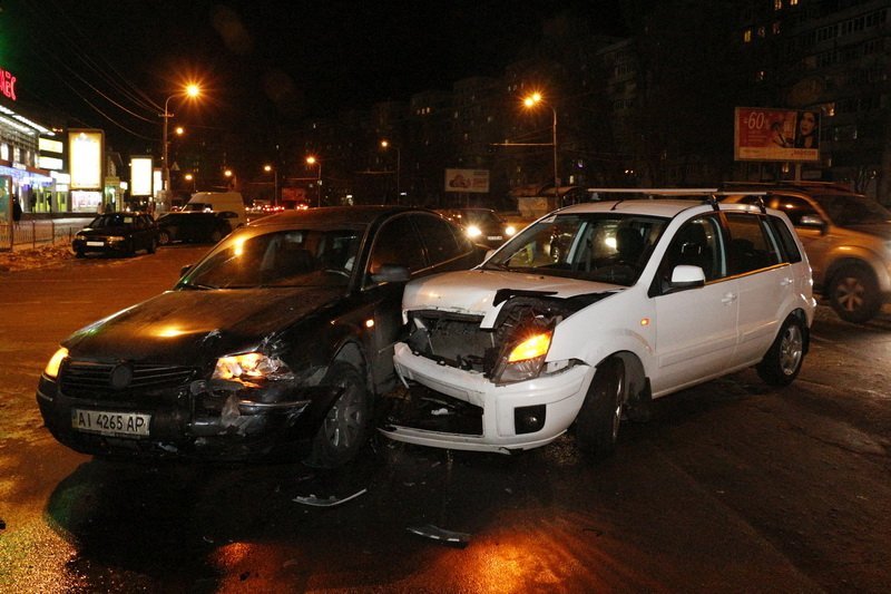 ДТП на Победе-4: столкнулись Ford Fiesta и Volkswagen Passat (ФОТО) 1