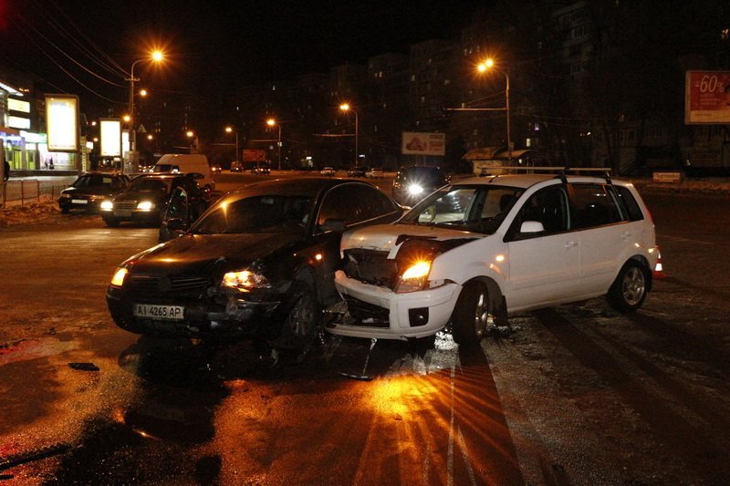 ДТП на Победе-4: столкнулись Ford Fiesta и Volkswagen Passat (ФОТО) 3