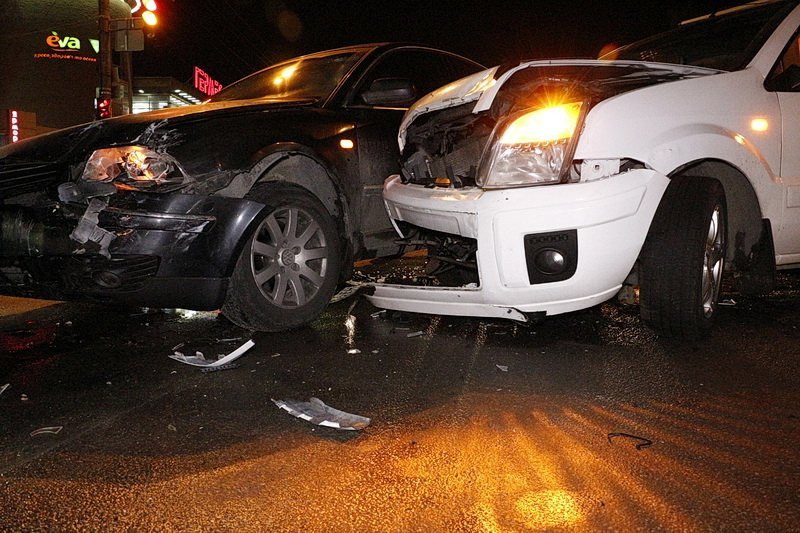 ДТП на Победе-4: столкнулись Ford Fiesta и Volkswagen Passat (ФОТО) 4