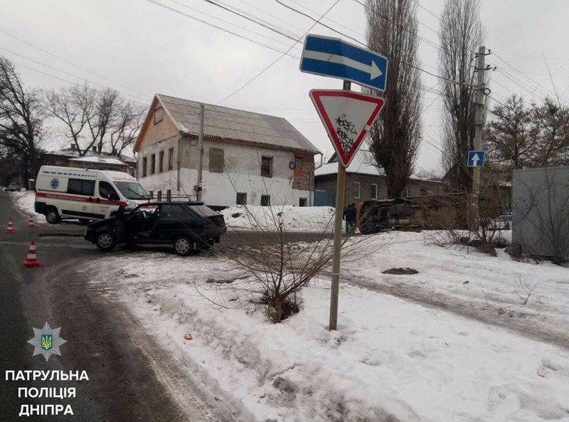 В Днепре в ДТП попал и перевернулся Mercedes Sprinter "Ласунки" (ФОТО) 2
