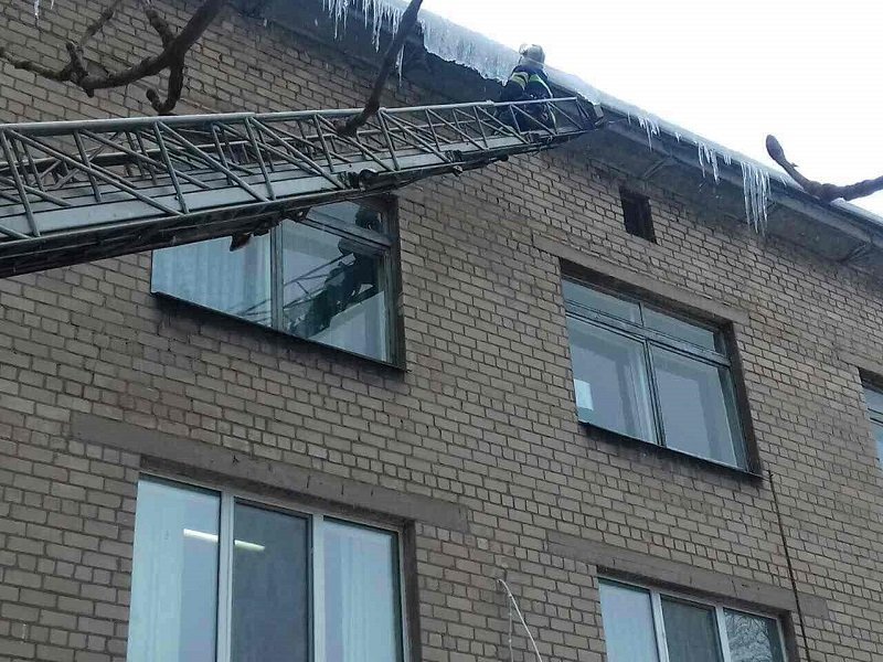 Днепровские спасатели освободили детскую больницу от сосулек (ФОТО) 1