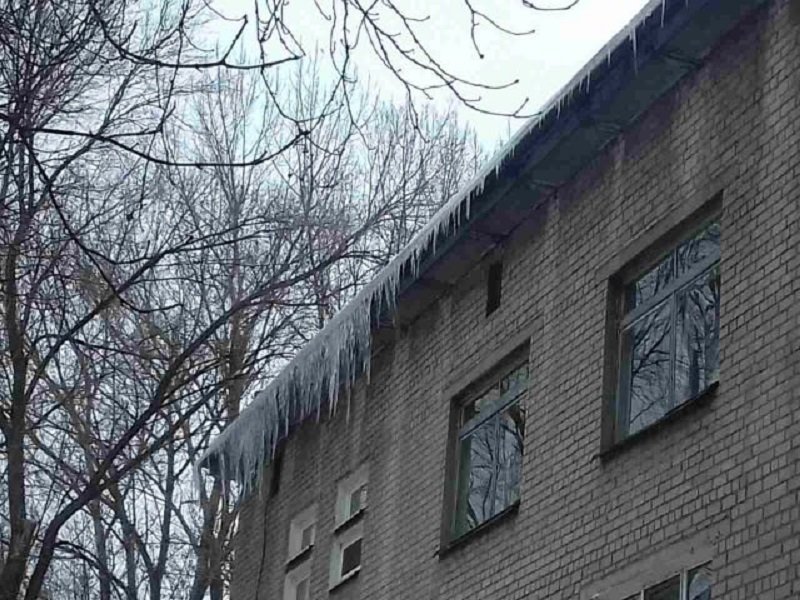 Днепровские спасатели освободили детскую больницу от сосулек (ФОТО) 2