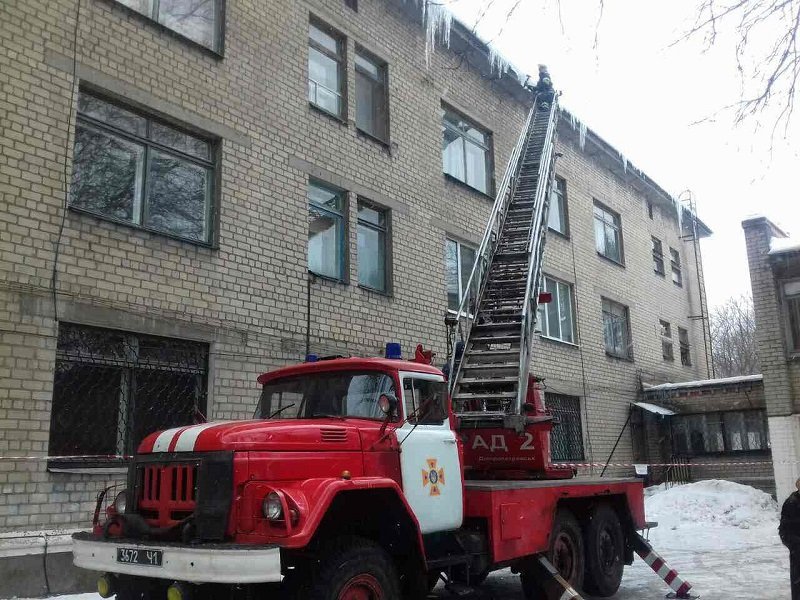 Днепровские спасатели освободили детскую больницу от сосулек (ФОТО) 3