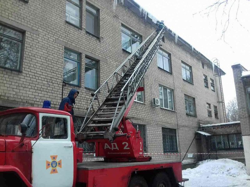 Днепровские спасатели освободили детскую больницу от сосулек (ФОТО) 4