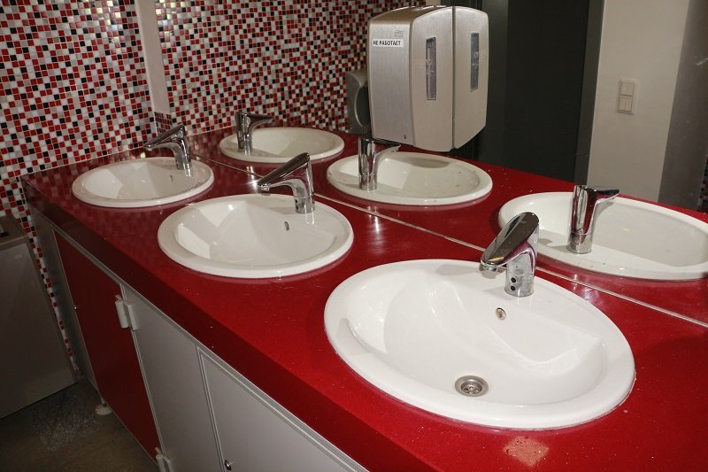 Ревизия "по-большому" и "по-маленькому": в сортирах торговых центров Днепра мусор и протекающие туалеты (ФОТО) 4