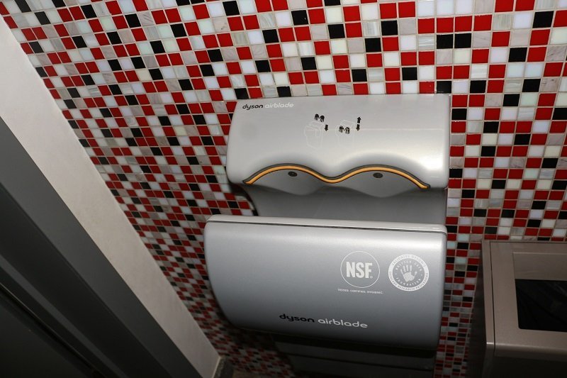 Ревизия "по-большому" и "по-маленькому": в сортирах торговых центров Днепра мусор и протекающие туалеты (ФОТО) 6