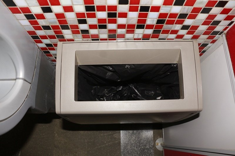 Ревизия "по-большому" и "по-маленькому": в сортирах торговых центров Днепра мусор и протекающие туалеты (ФОТО) 7