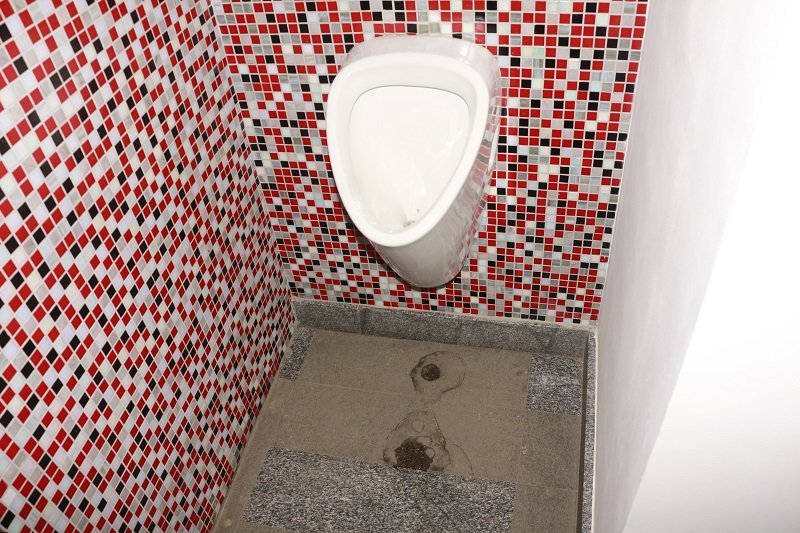 Ревизия "по-большому" и "по-маленькому": в сортирах торговых центров Днепра мусор и протекающие туалеты (ФОТО) 9