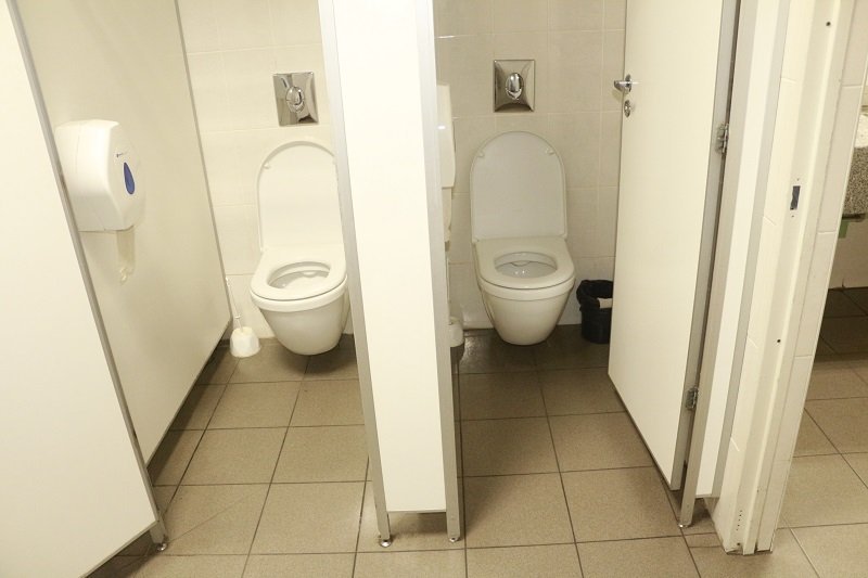 Ревизия "по-большому" и "по-маленькому": в сортирах торговых центров Днепра мусор и протекающие туалеты (ФОТО) 11