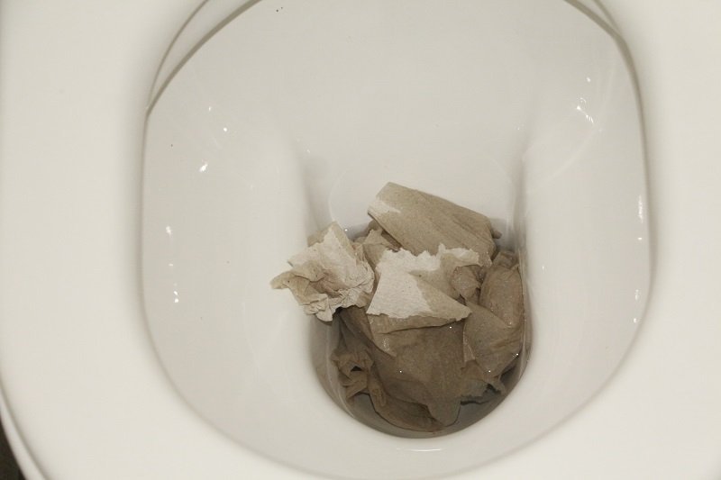 Ревизия "по-большому" и "по-маленькому": в сортирах торговых центров Днепра мусор и протекающие туалеты (ФОТО) 13