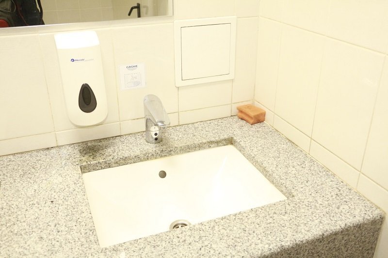 Ревизия "по-большому" и "по-маленькому": в сортирах торговых центров Днепра мусор и протекающие туалеты (ФОТО) 16