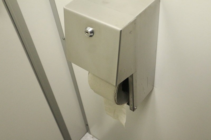 Ревизия "по-большому" и "по-маленькому": в сортирах торговых центров Днепра мусор и протекающие туалеты (ФОТО) 20