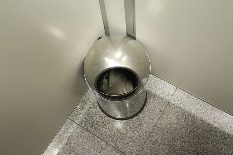 Ревизия "по-большому" и "по-маленькому": в сортирах торговых центров Днепра мусор и протекающие туалеты (ФОТО) 21