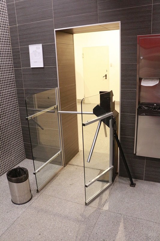 Ревизия "по-большому" и "по-маленькому": в сортирах торговых центров Днепра мусор и протекающие туалеты (ФОТО) 26