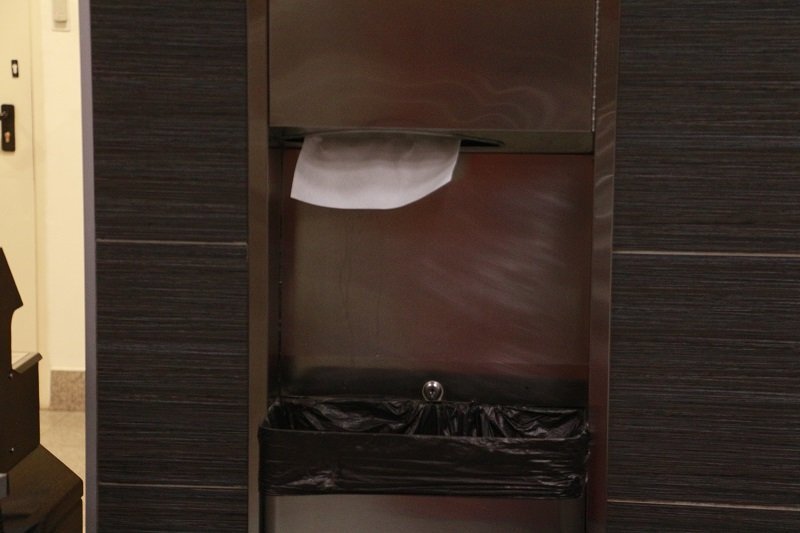 Ревизия "по-большому" и "по-маленькому": в сортирах торговых центров Днепра мусор и протекающие туалеты (ФОТО) 27