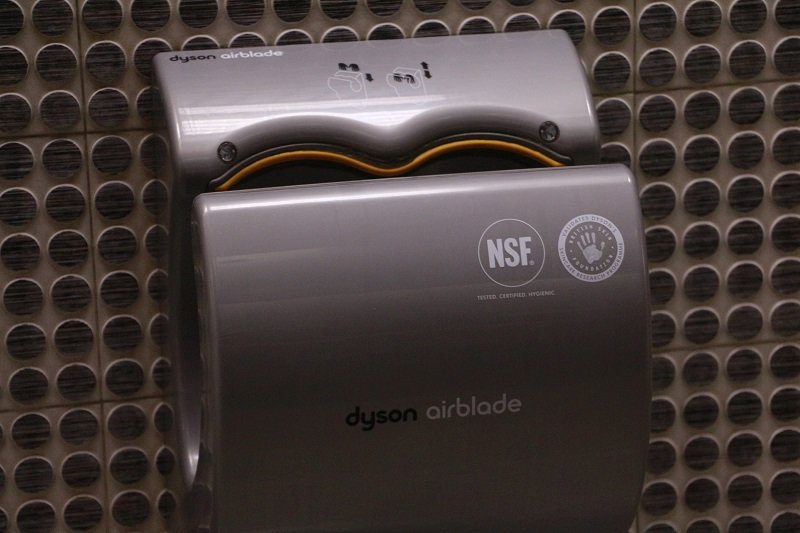 Ревизия "по-большому" и "по-маленькому": в сортирах торговых центров Днепра мусор и протекающие туалеты (ФОТО) 28