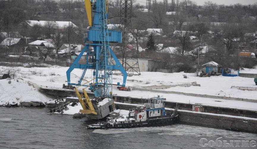 На Днепре тонет баржа: в реку вылилось 300 тонн мазута (ФОТО) 1